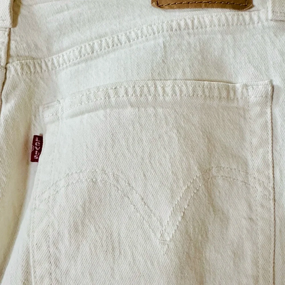 EUC Levi's Men's Classic White Jeans Size 32‎